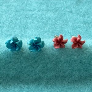 2 pair of flowered stud earrings